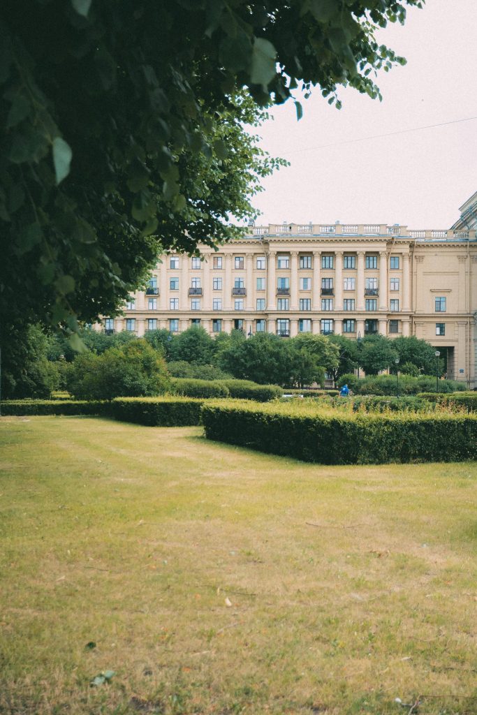 Ein prachtvolles Gebäude im klassischen Stil, umgeben von einem üppigen Garten.